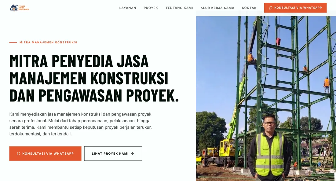 Tampilan halaman utama website HCR Mitra Konstruksi, penyedia jasa manajemen konstruksi dan pengawasan proyek